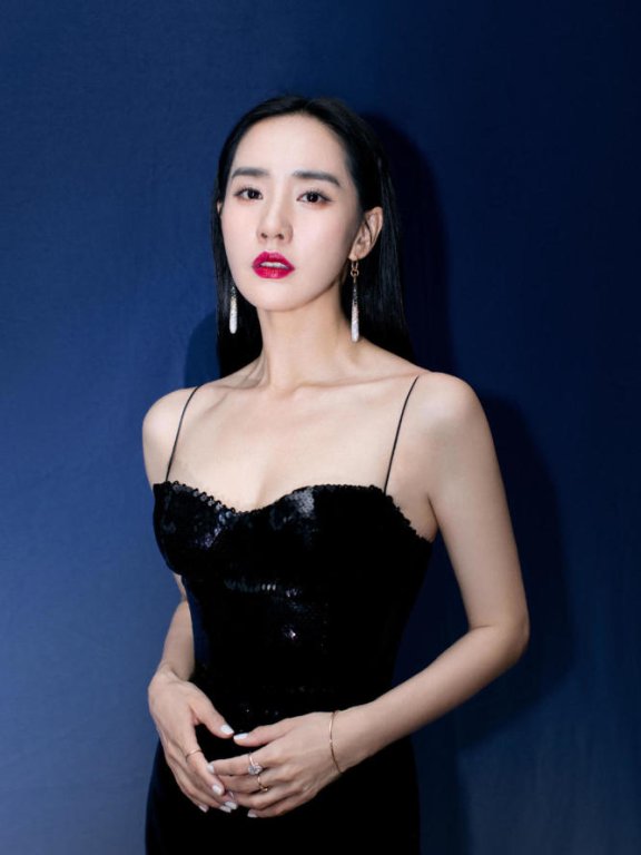 王智穿细吊带亮片裙婀娜多姿,难怪被称为“国民初恋”