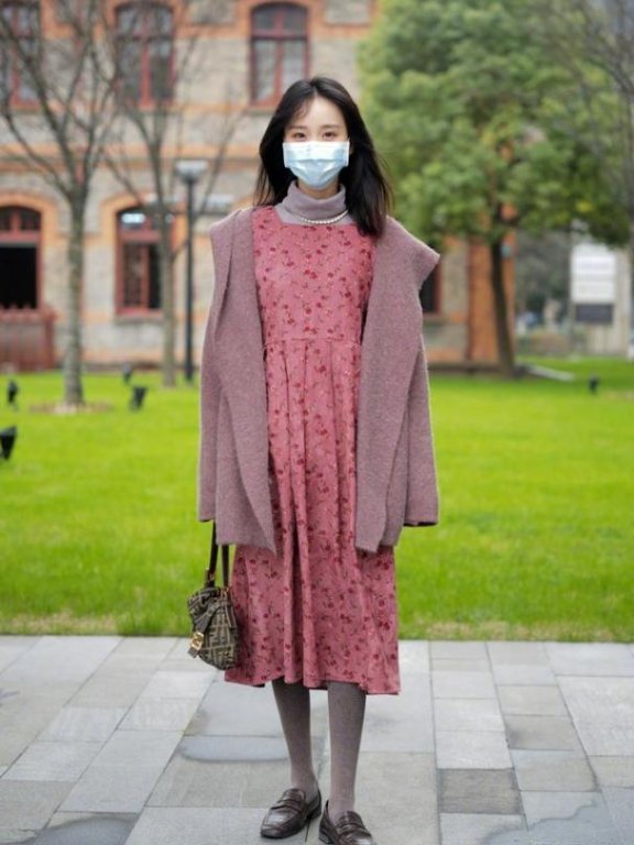 真正会穿衣的女人穿裙子很少配高跟鞋,看这些国内街拍你就知道了