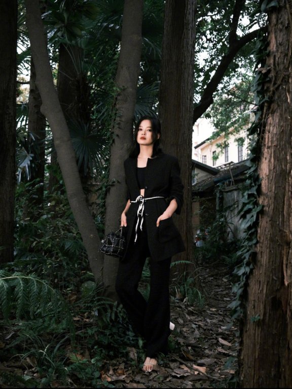 辛芷蕾穿黑色圆领外套搭配直筒长裤，身材性感又苗条