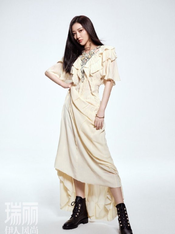 景甜把柔美裙装也穿出了强大气场,发丝舞动美不胜收