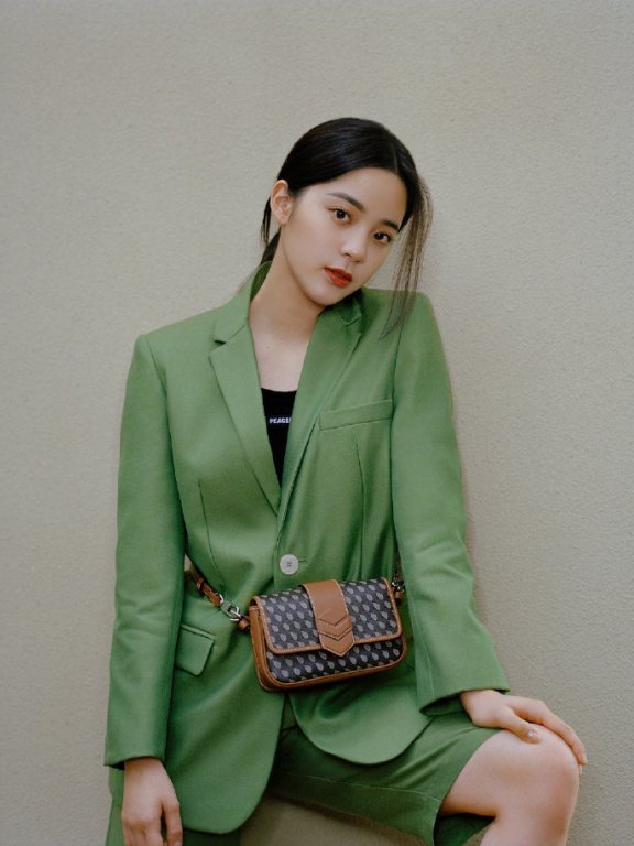 快来学学欧阳娜娜“甜酷风”穿搭,照着穿就时髦