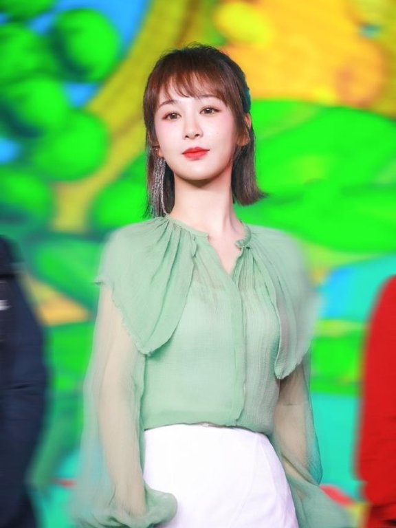 杨紫穿得太像小女孩,“鹅蛋脸”甜美可爱,配色太美