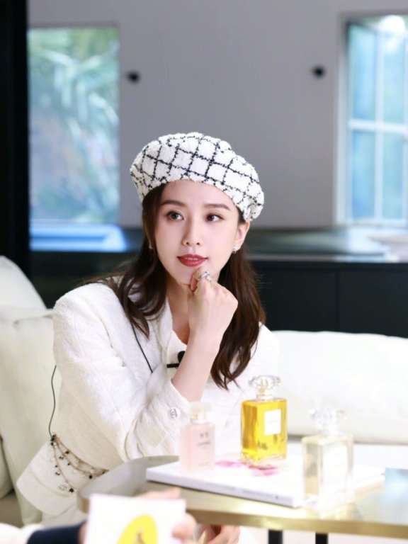 “穿衣清淡”的刘诗诗,这次穿搭画风终于变了