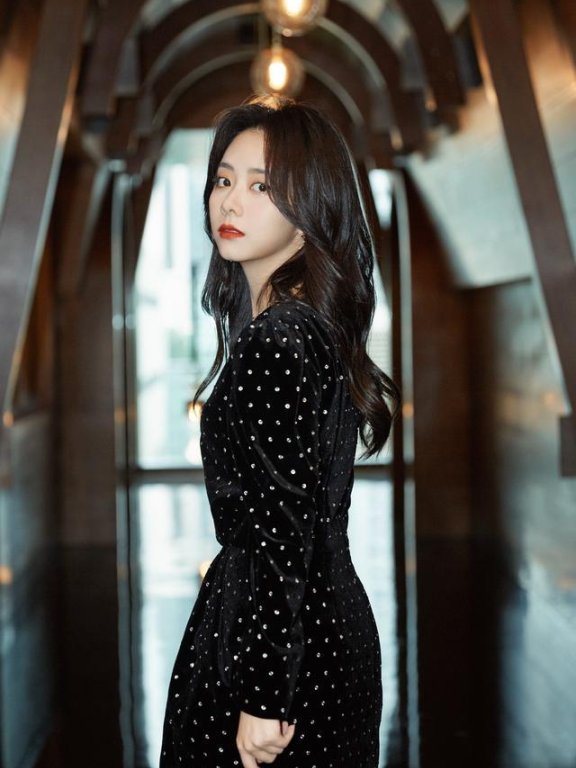 谭松韵穿丝绒短裙气质高贵,镶钻细节立马高级起来了