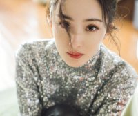 杨幂“钻石口罩”搭配高领针织衣,洋气少女好吸睛