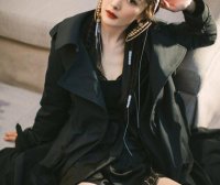 杨幂高扎卷发配过膝靴美艳照人,蜂腰长腿吸睛养眼