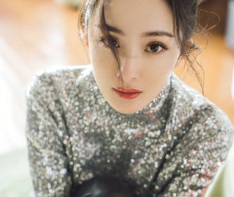 杨幂“钻石口罩”搭配高领针织衣,洋气少女好吸睛