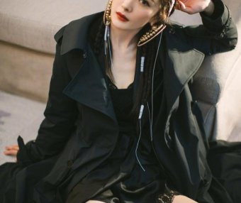 杨幂高扎卷发配过膝靴美艳照人,蜂腰长腿吸睛养眼