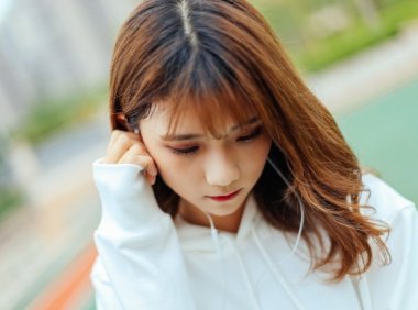 判断一个女人是否真的大方 这两方面可以看出来