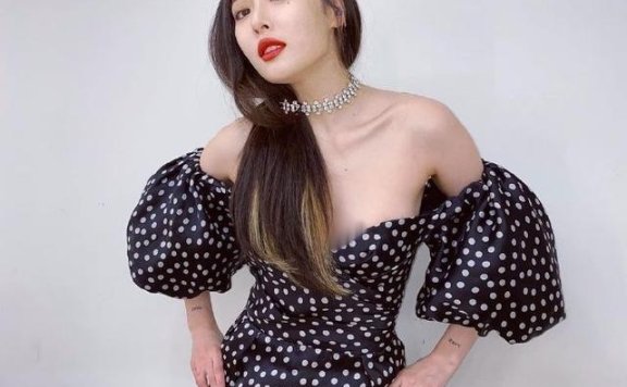 小野马泫雅晒照，穿抹胸深V装露香肩，项链扎头发烈焰红唇太性感