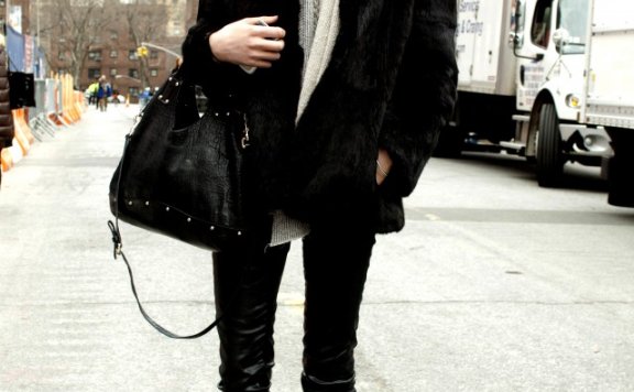 黑色大衣搭配什么颜色围巾 黑色和什么颜色比较搭配