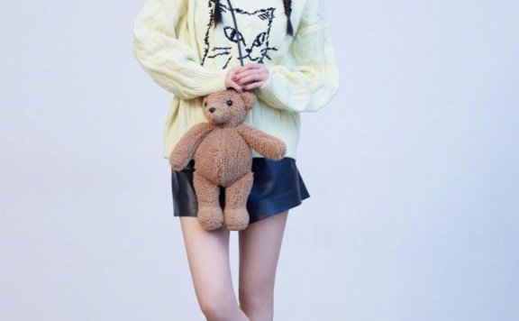 深秋还是穿毛衣更暖和,跟着杨幂学搭配保暖显瘦还减龄