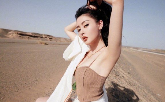 张天爱穿泳装体验漂浮舱，拍摄角度引热议，被指擦边球打得太明显