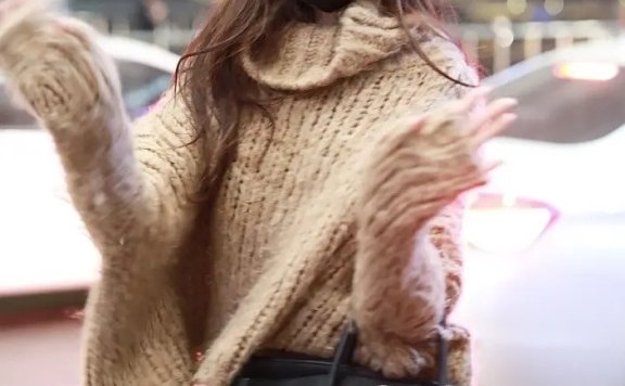 今年的毛衣该怎么穿?半高领毛衣时尚百搭,还能瞬间改变身材比例