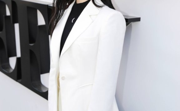 何曼婷挑染双辫,复古格纹呢子西装配短裤潮力四射