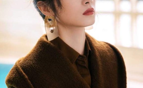 万茜自带高级感，穿大地色系大衣优雅大气，照着穿就能显气质