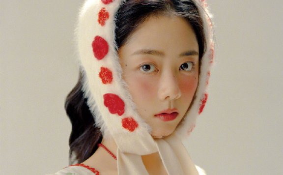 谭松韵时尚杂志展现复古童话大片,粉嫩妆容搭纯色裙装名门泽佳效果清新治愈