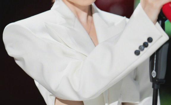 36岁李宇春穿镂空装惊艳全场!