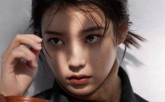 IU李知恩《GQ》杂志大片公开，娇俏美人变身高冷美女惊艳全场