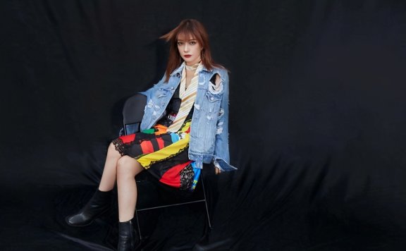 赵薇穿件破毛衣走机场