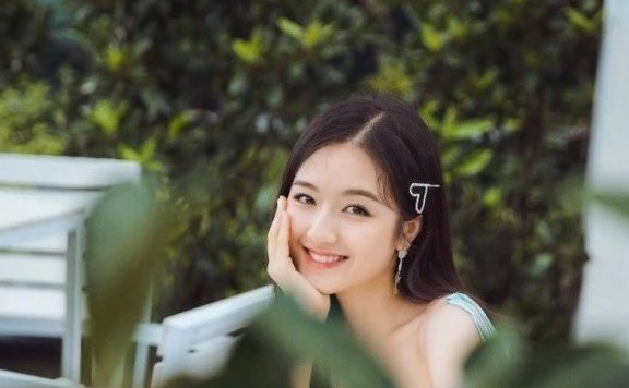 李兰迪瘦身成功,最新写真“漫画腿”太养眼