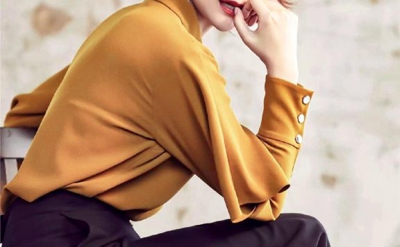 47岁董卿波点裙捧蛋糕笑得甜