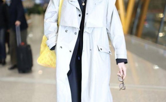 刘雯穿“解构”风衣配运动鞋太飒了！