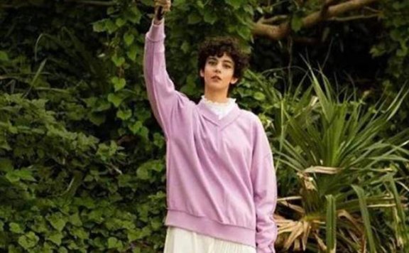 入冬以后穿卫衣搭配裙装,时尚好看还优雅