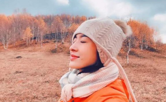 张蕾旅游穿橙色外套配毛线帽好减龄，素颜更显年轻