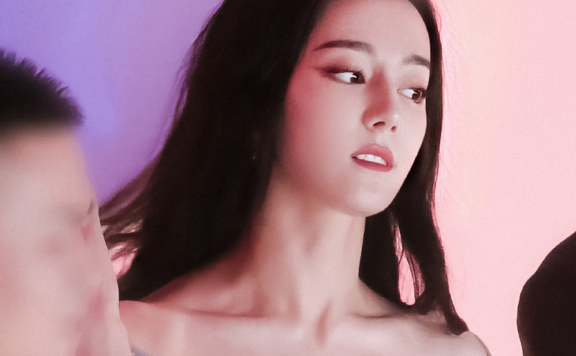 拥有神级锁骨的女星：关晓彤意外，郑爽养鱼，鞠婧祎：沦陷了