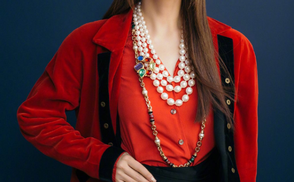 吴昕复古大片曝光，佩戴三层中古珍珠项链太有气质