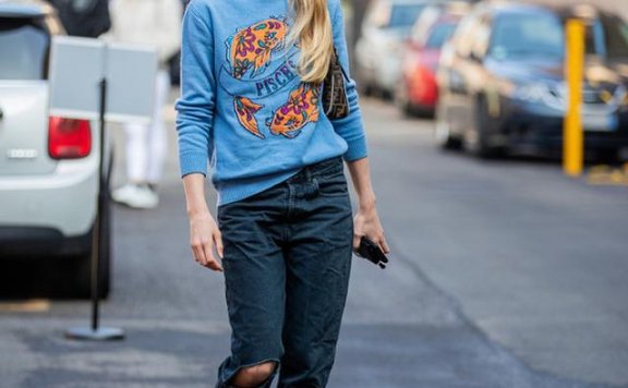 过了30的女人别装成熟,时尚减龄“童真”毛衣,看着就像没毕业