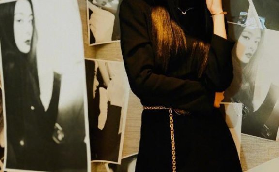 傅菁黑上衣配修身裤+大檐帽，又酷又飒