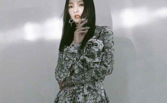 张韶涵穿花连衣裙花长筒袜从头花到脚,这得多瘦才能驾驭