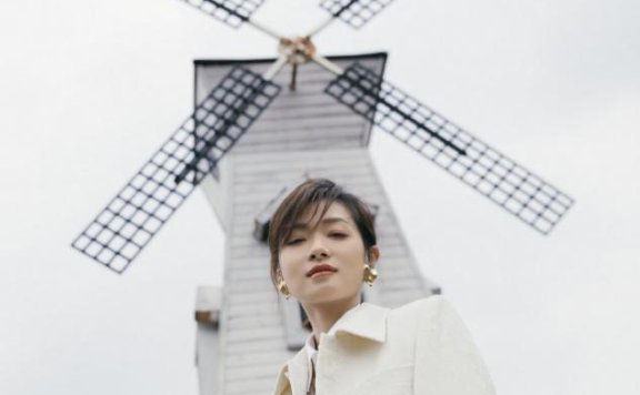 万茜风晒出游靓照，一袭白色半身裙配白色外套高级洋气还养眼