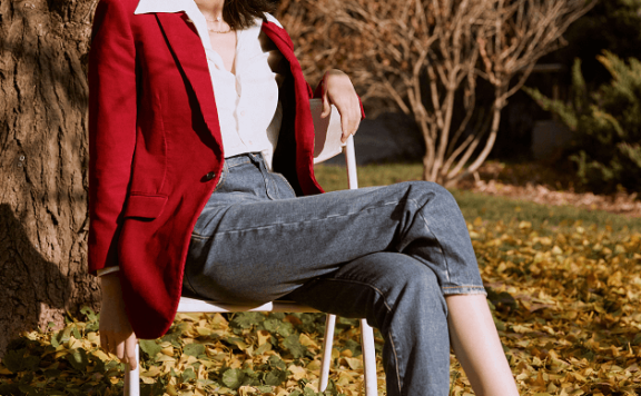 乔欣红色西装搭牛仔裤，时尚高级太有范儿