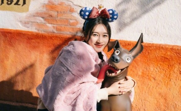 李小冉这么多年一点都没变!游玩迪士尼可爱如少女