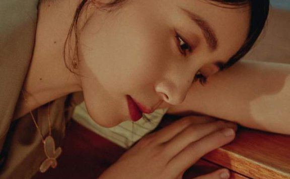 孙莉认真打扮起来真有气场,身穿驼色西装套裙浑身散发着高级感