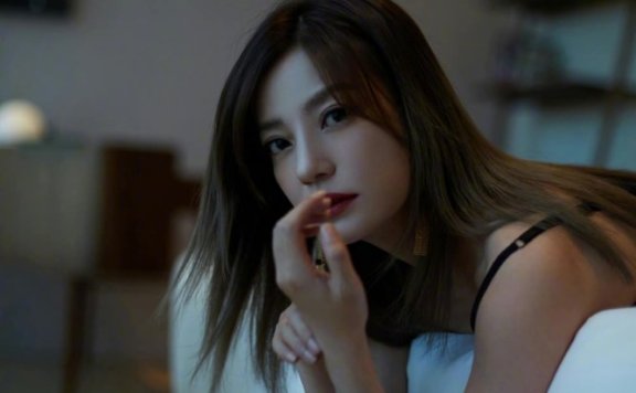 赵薇慵懒假日风大片,身穿吊带裙悠闲自在,纯色基础款不失格调