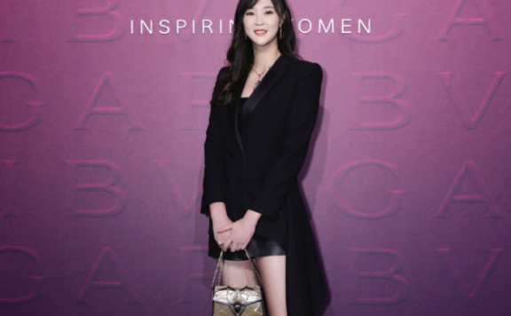 体坛美女惠若琪不穿运动装也漂亮,一身黑色修身正装,腿太长了