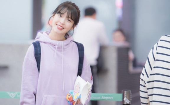 出道12年的IU如今27岁美貌也没下线，成熟、清纯风格全都能驾驭