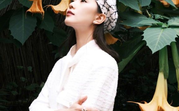 刘诗诗的美藏在骨子里,穿白色搭配优雅大气,贝雷帽更添气质