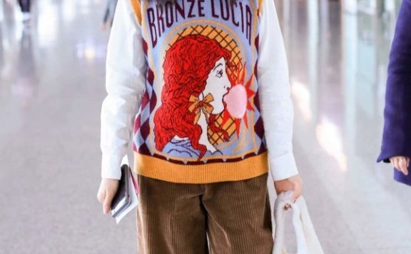 李兰迪穿红绿格毛衣扎丸子头甜美复古!