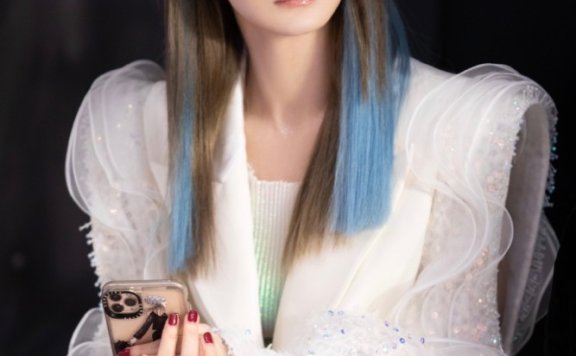 戚薇一袭白色西装裙冷艳霸气，冰水蓝挑染发色好魅惑