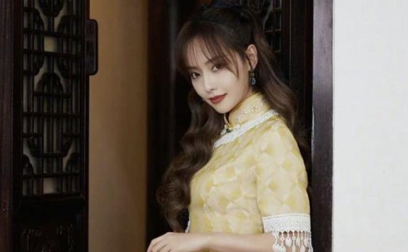 张嘉倪一袭黄色流苏旗袍裙,拍出绝美中国风