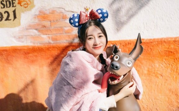 李小冉游玩迪士尼可爱如少女,太让人羡慕!