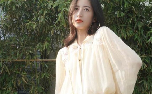 背个保温杯就出来摆POSE?周雨彤的搭配还真挺可爱