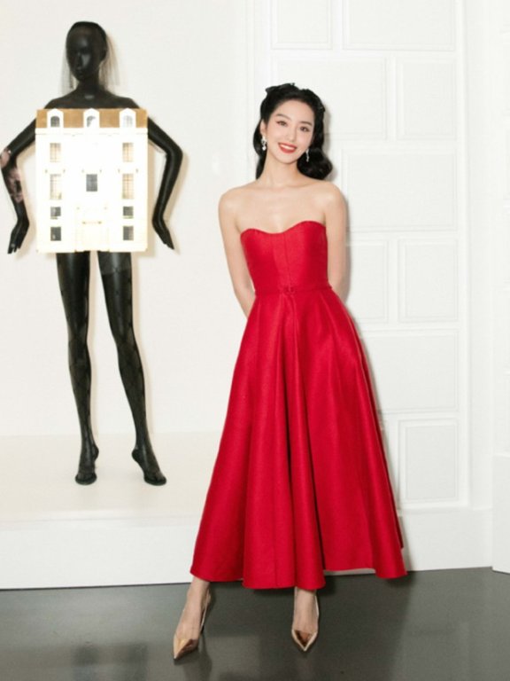 穿复古风,杨采钰满屏贵气很名媛!何穗精修高级生图却被发型扣分