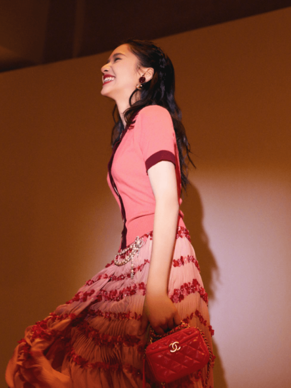 张婧怡的穿搭百变,针织衫配半身裙笑容甜美动人