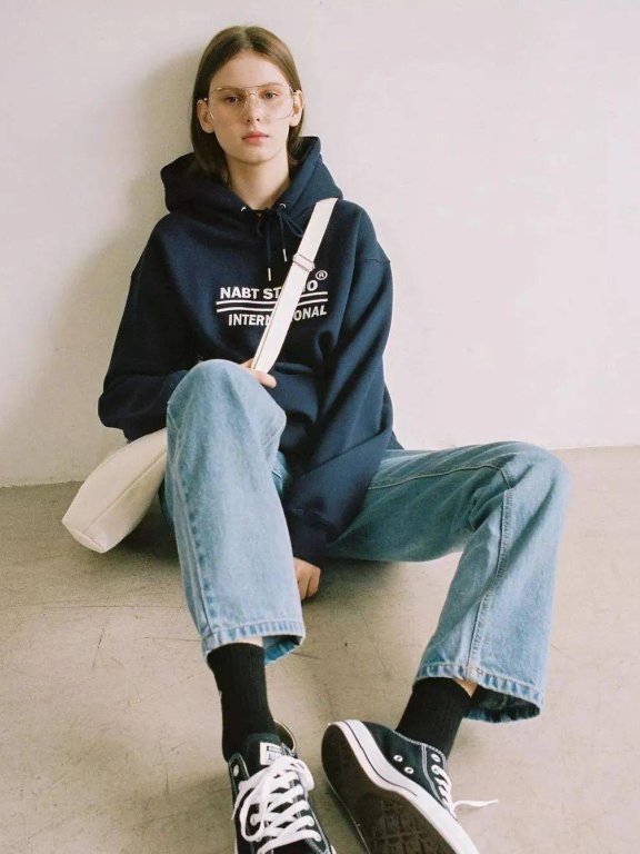 最常见的“露袜”穿法：运动鞋 + 袜子